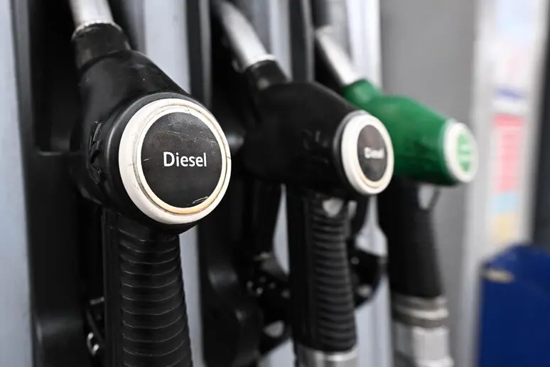 Petrolio in calo, ma i carburanti restano cari: Cna chiede più controlli