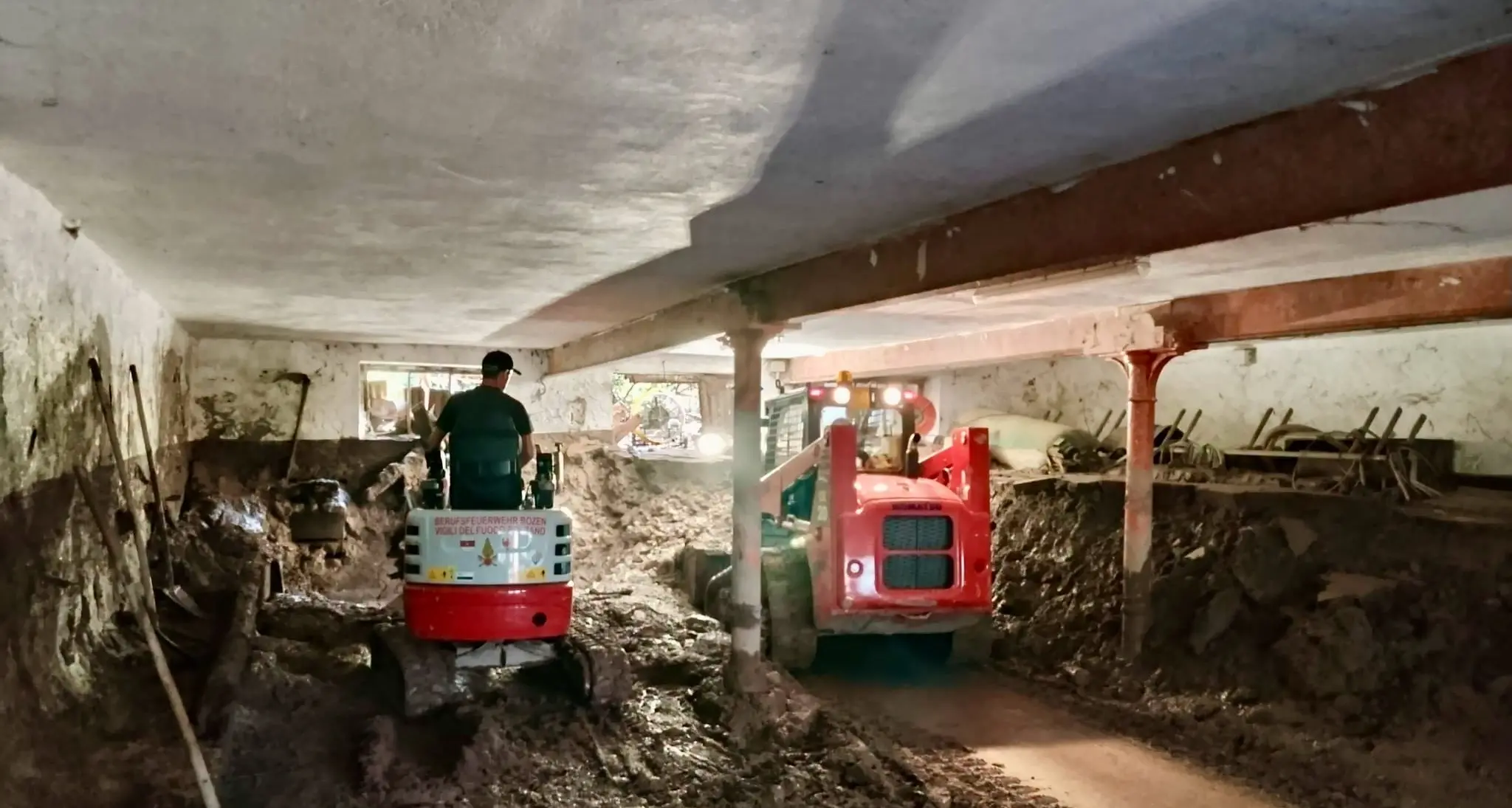 Colata di fango e detriti: i vigili del fuoco al lavoro senza sosta per bonificare le aree colpite – Foto – Video