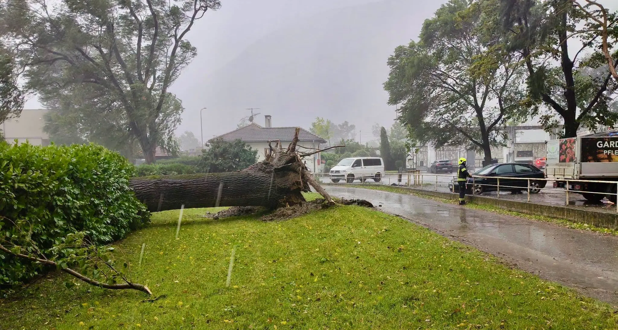 Forti temporali in Alto Adige, a Merano raffiche di vento fino a 88 km/h – Foto