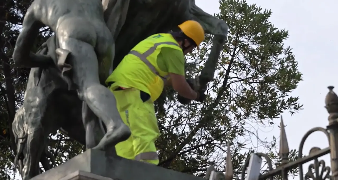 Napoli, dopo 15 anni rimosso uno straccio dalla statua donata dallo zar Nicola