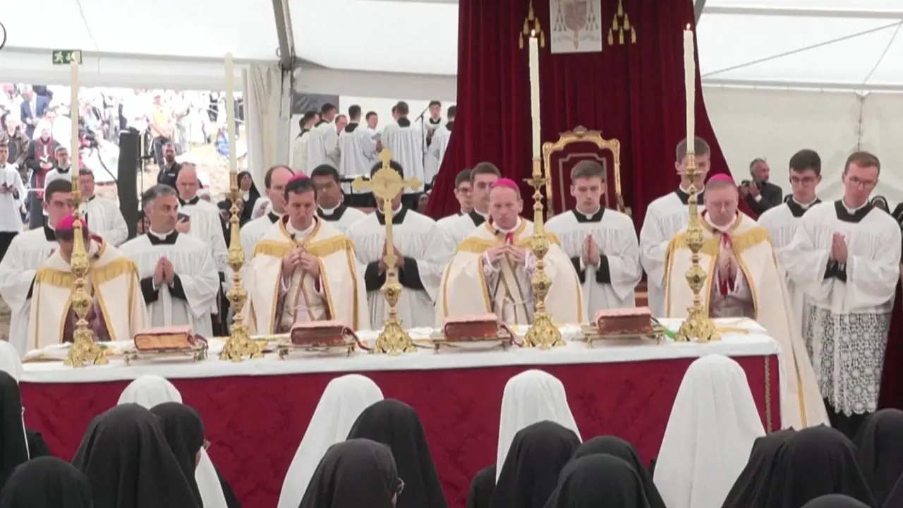 Chiesa cattolica, i lefebvriani consacrano i nuovi vescovi: è scisma