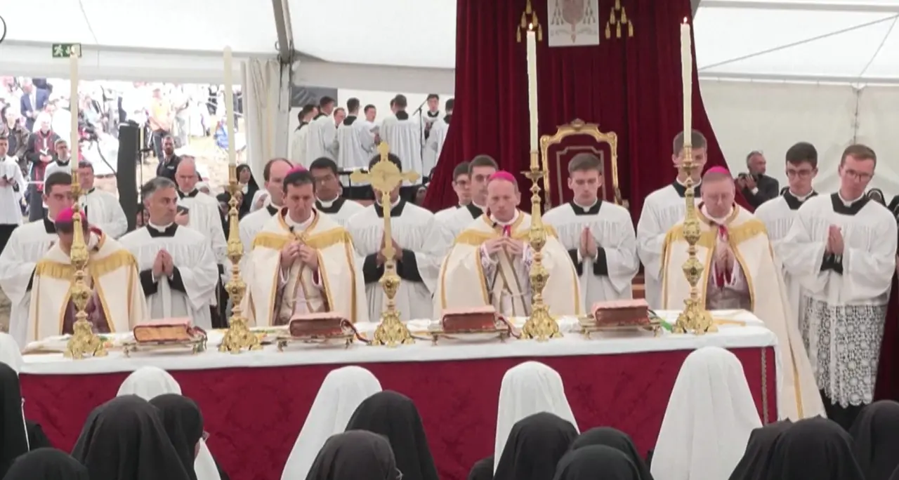Chiesa cattolica, i lefebvriani consacrano i nuovi vescovi: è scisma