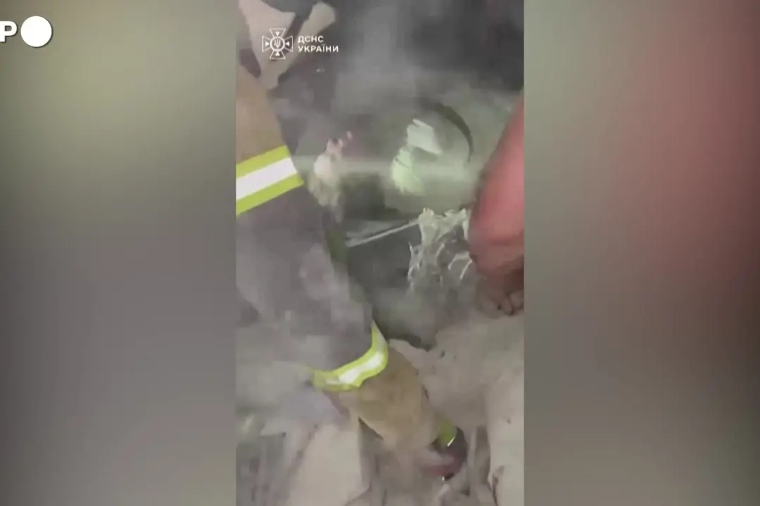 Kiev, soccorritori estraggono una donna viva dalle macerie dopo l’attacco russo