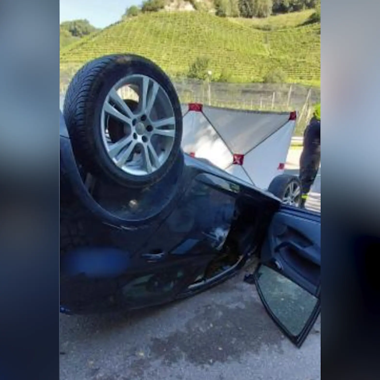 L’auto si ribalta: donna ferita dopo lo schianto contro un muro