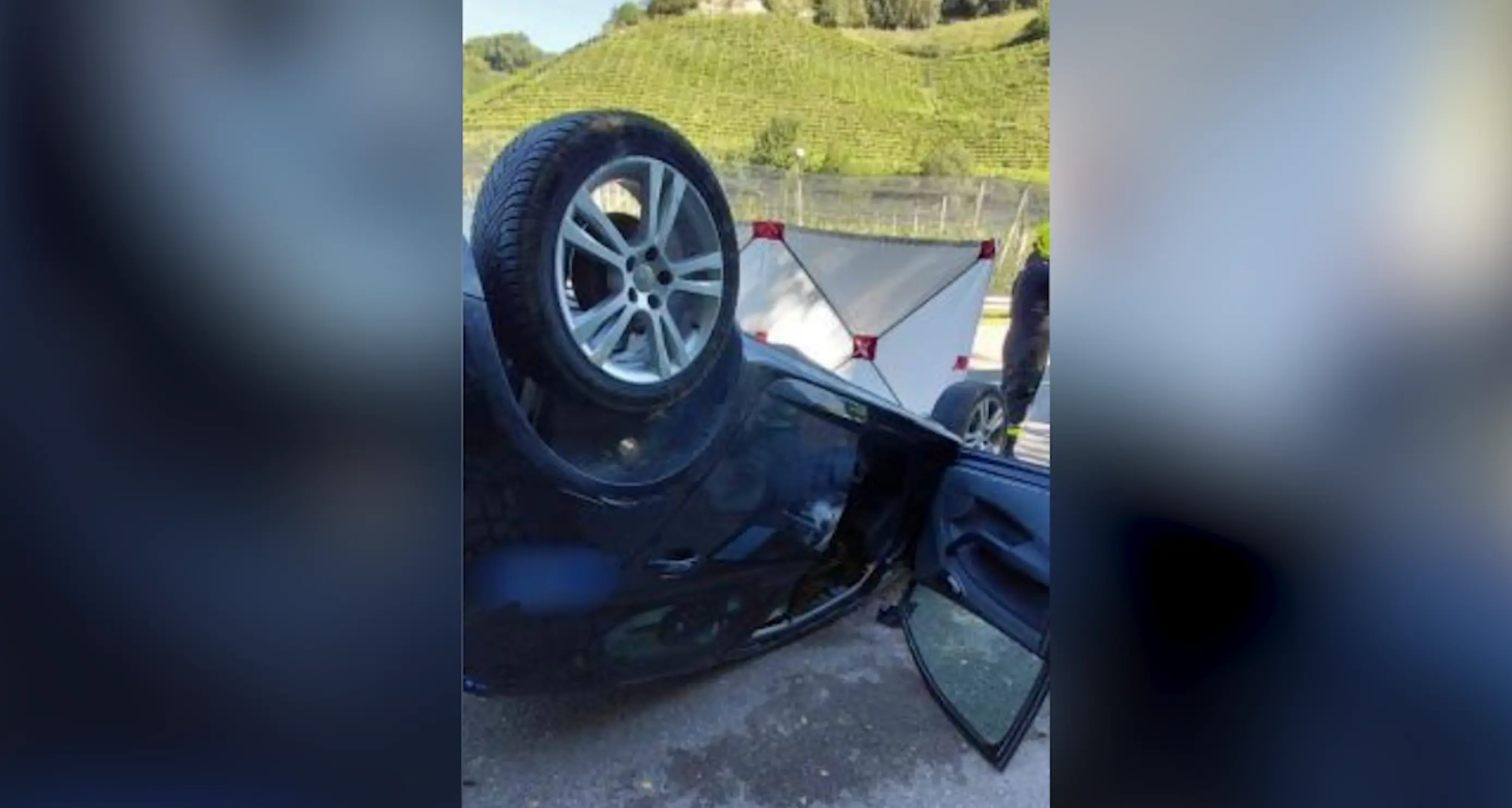 L’auto si ribalta: donna ferita dopo lo schianto contro un muro