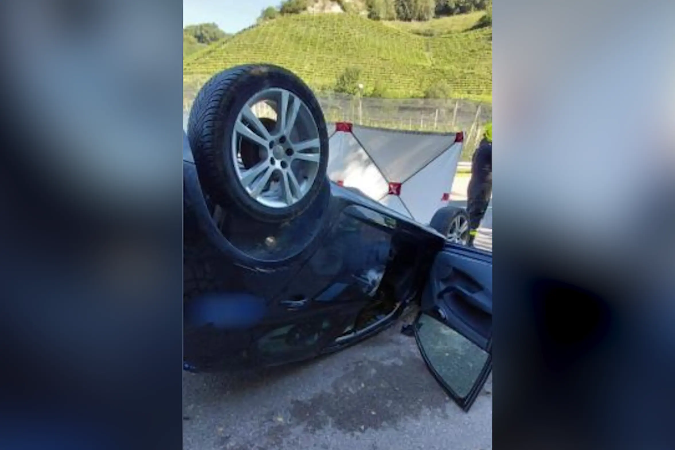 L’auto si ribalta: donna ferita dopo lo schianto contro un muro