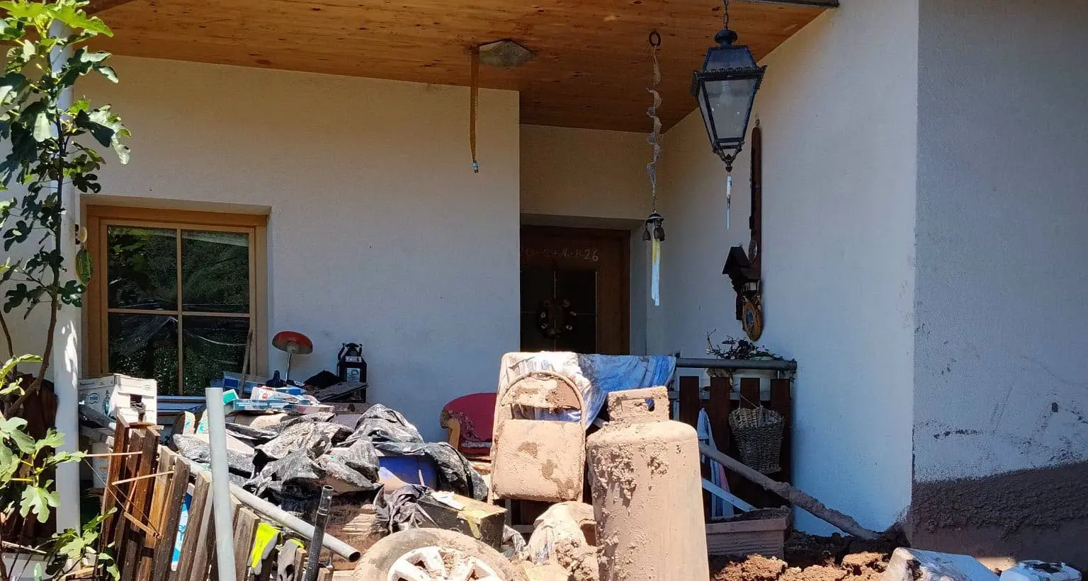 Fango e devastazione: l'incredibile lavoro dei vigili del fuoco