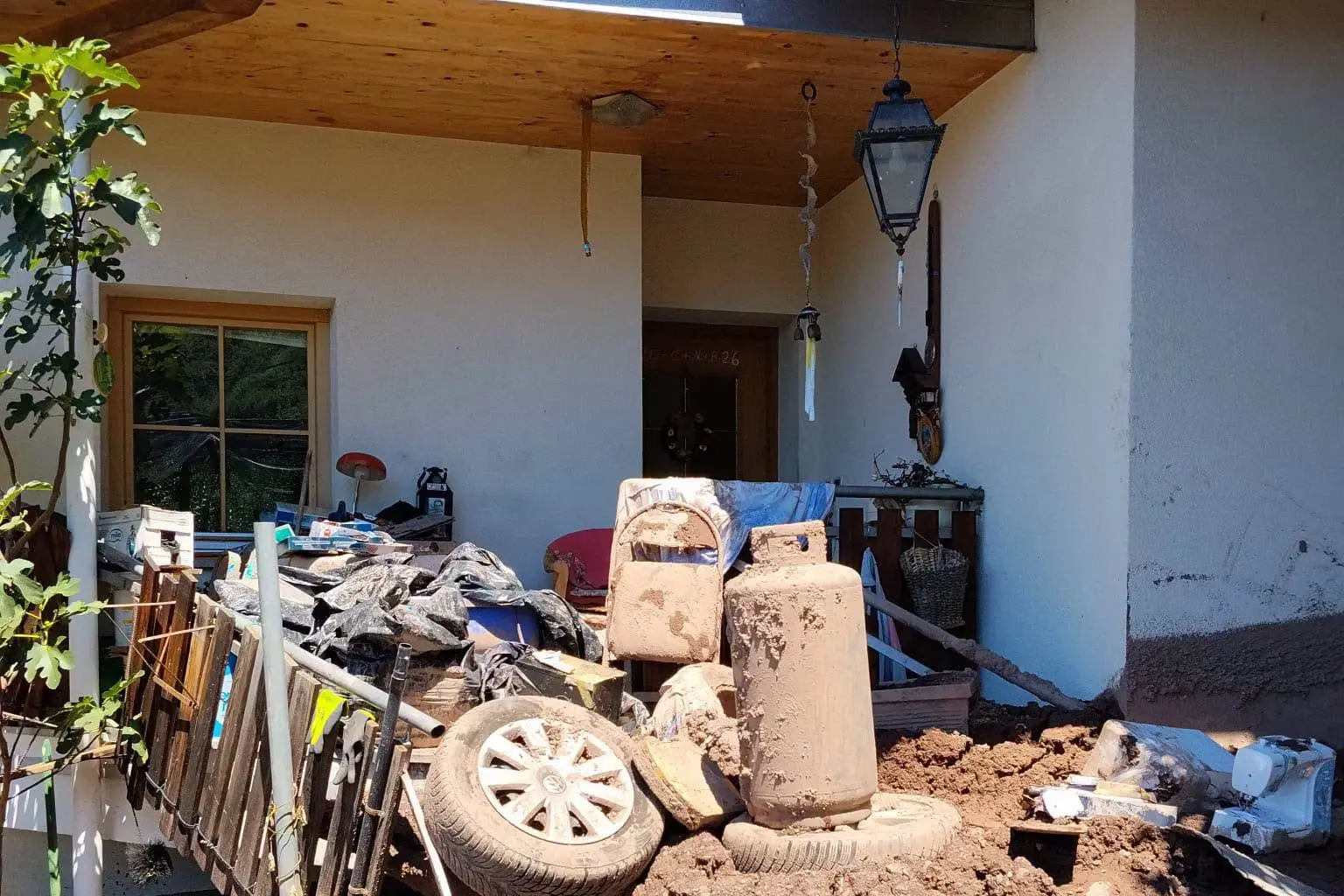 Fango e devastazione: l'incredibile lavoro dei vigili del fuoco