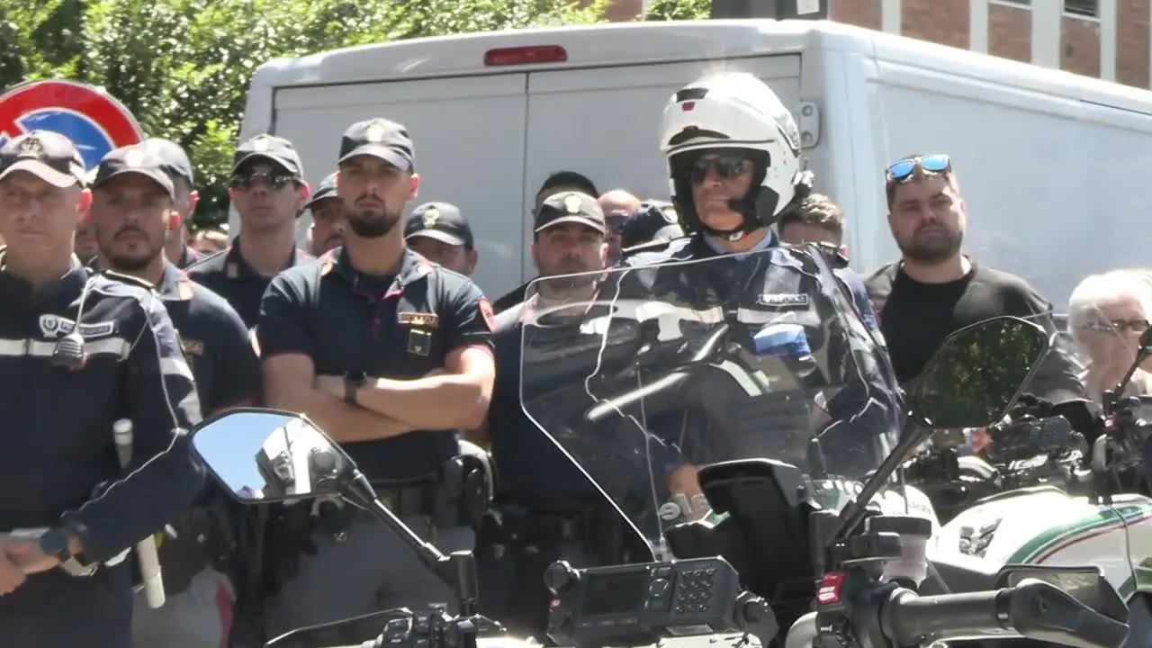 Milano dà il suo ultimo saluto a Imprezzabile, il vigile morto durante un inseguimento