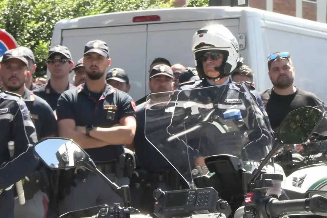 Milano dà il suo ultimo saluto a Imprezzabile, il vigile morto durante un inseguimento