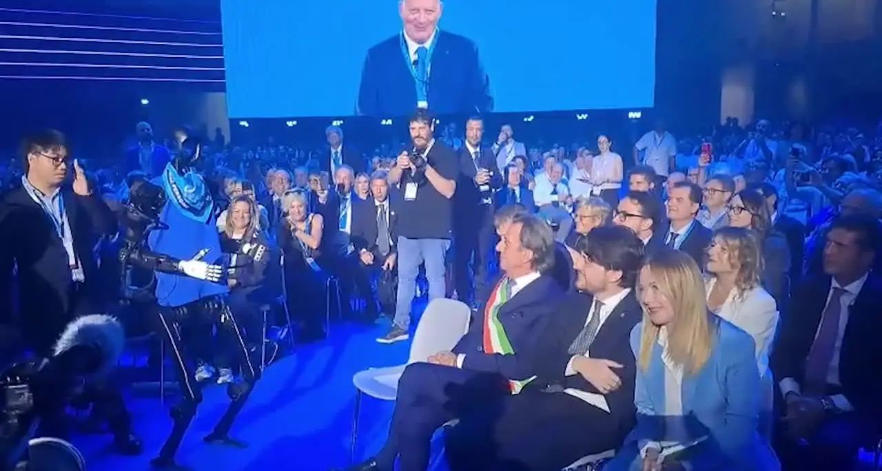 Congresso Uil, la premier Meloni viene accolta da un robot umanoide