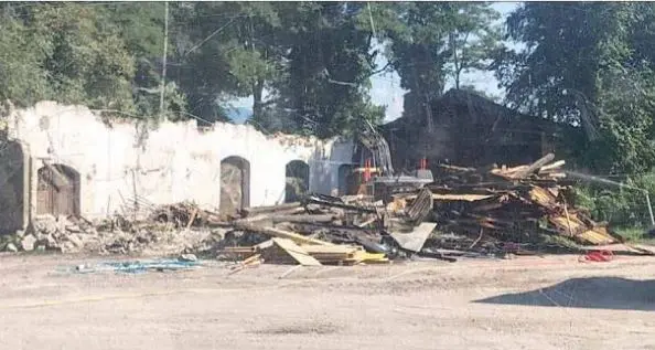 Caldaro, abbattuta la rimessa più antica dell'Euregio