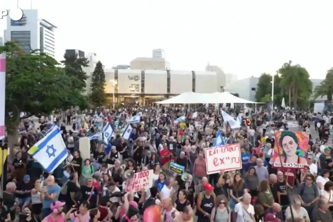 Mille giorni dal 7 ottobre, folla con cartelli e bandiere israeliane a Tel Aviv