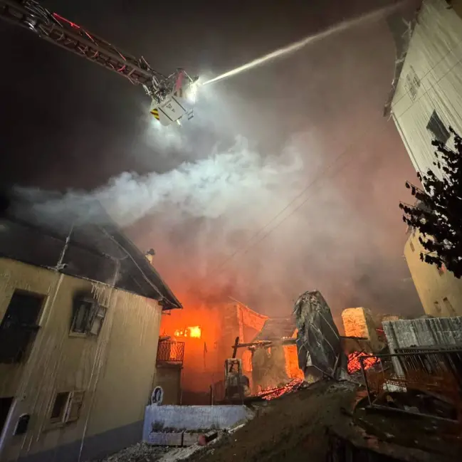 Notte di fuoco e paura a Fraviano, colpiti la chiesa e quattro case