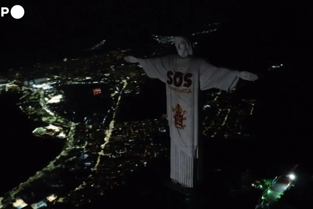 Il Cristo Redentore di Rio si illumina per le vittime del sisma in Venezuela