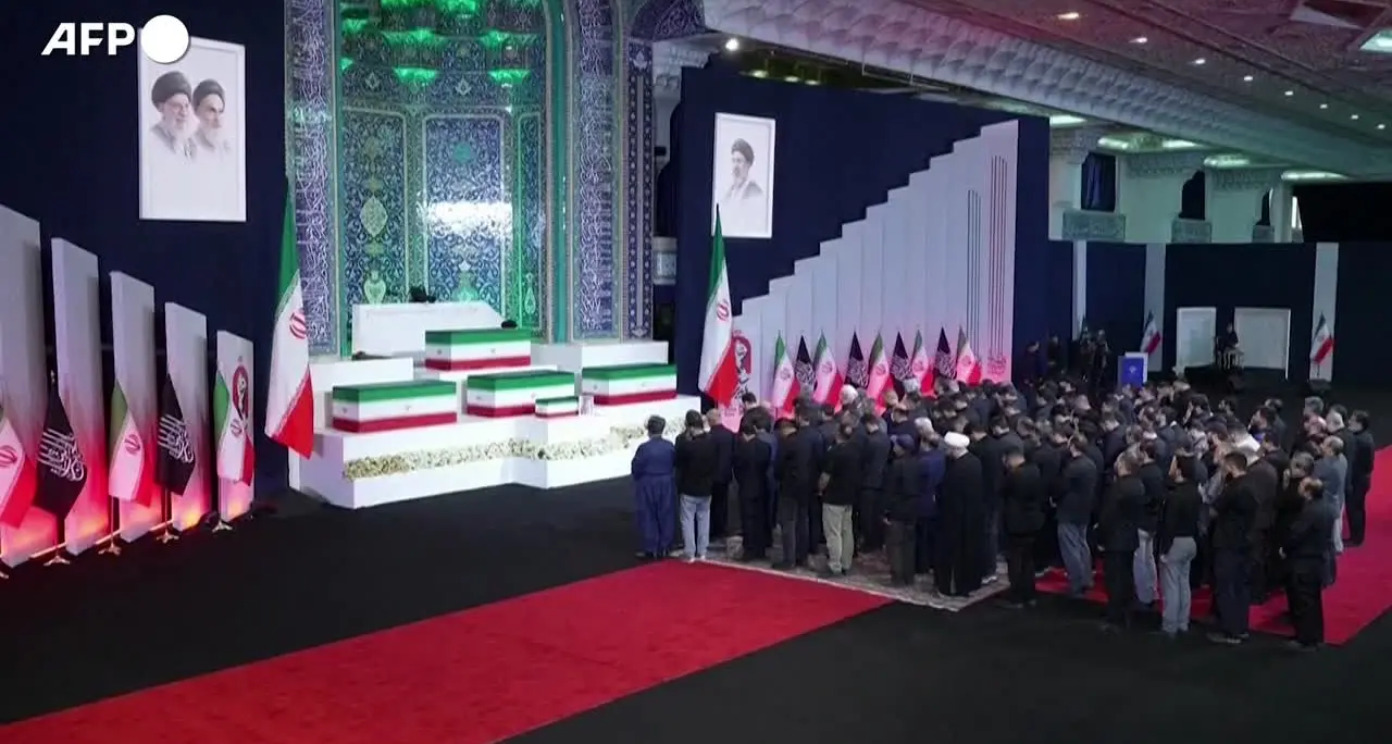 Esposte a Teheran bare di Khamenei e famiglia: \"Lo vendicheremo\"