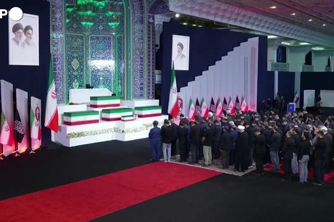 Esposte a Teheran bare di Khamenei e famiglia: \"Lo vendicheremo\"
