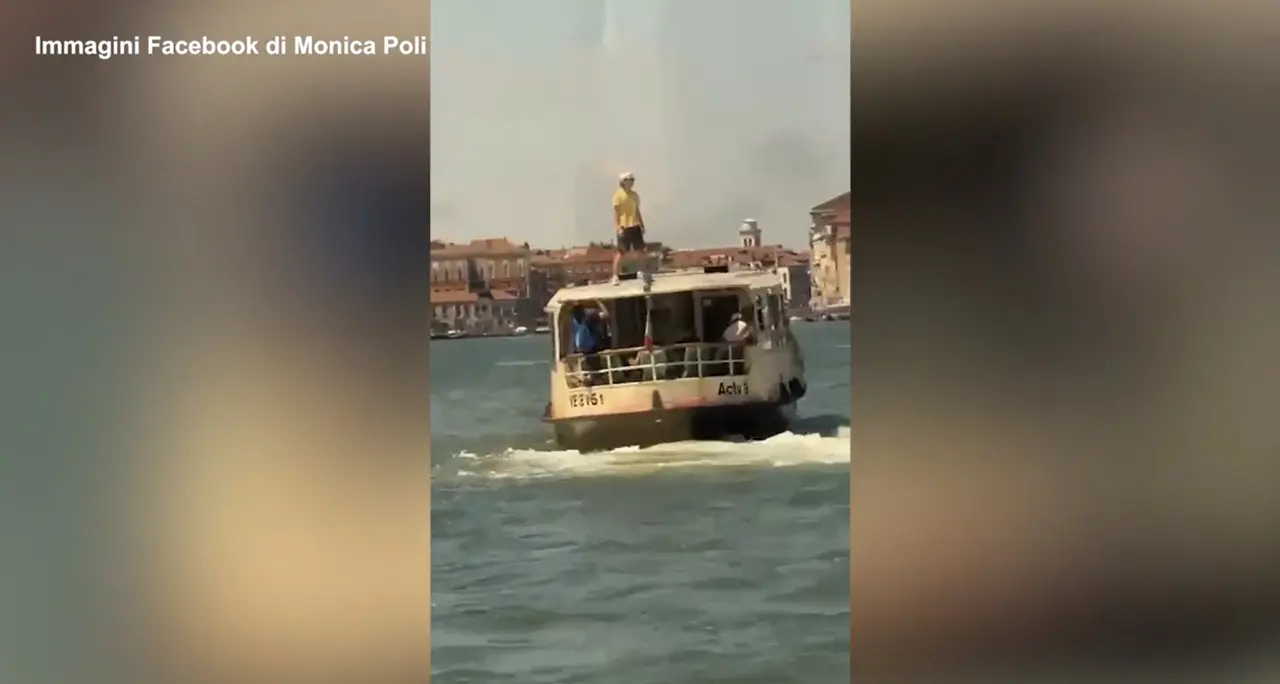 In piedi sopra un vaporetto, bravata nel centro di Venezia