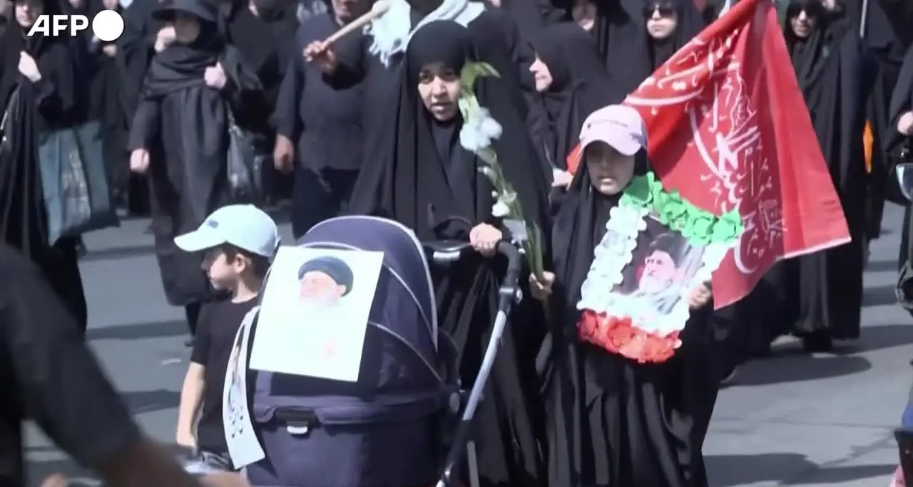 Teheran, folla oceanica ai funerali di Khamenei tra lutto e tensione