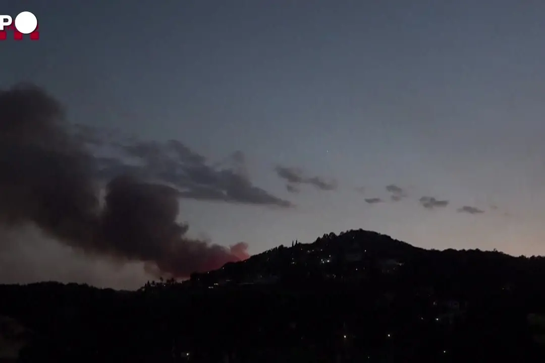 Incendio in Catalogna, a La Bisbal d’Empordà: vigili del fuoco in azione tutta la notte