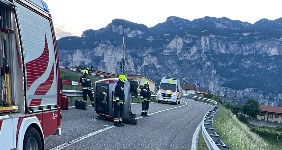 Salorno, auto si ribalta dopo l'urto contro il guardrail: due giovani in ospedale
