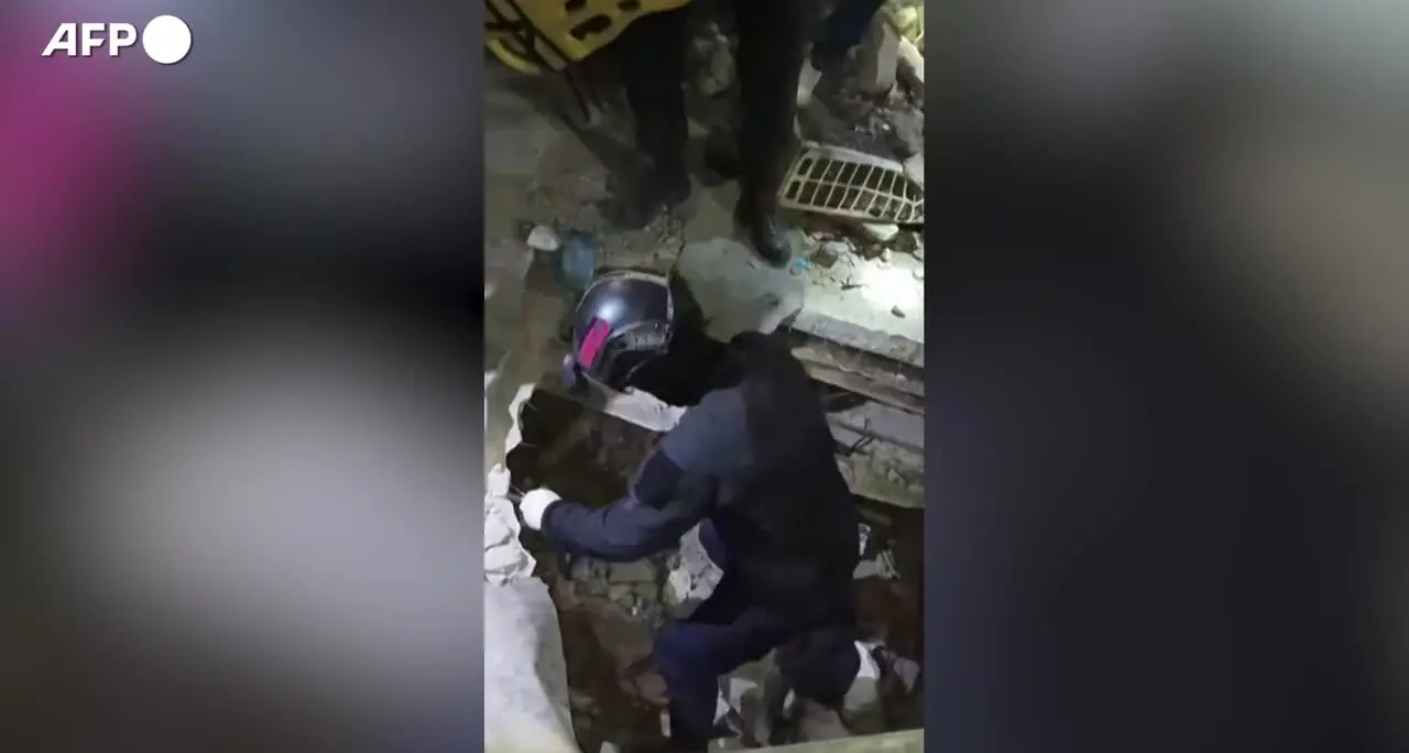 Venezuela, soccorritori continuano le ricerche tra le macerie a Caraballeda 