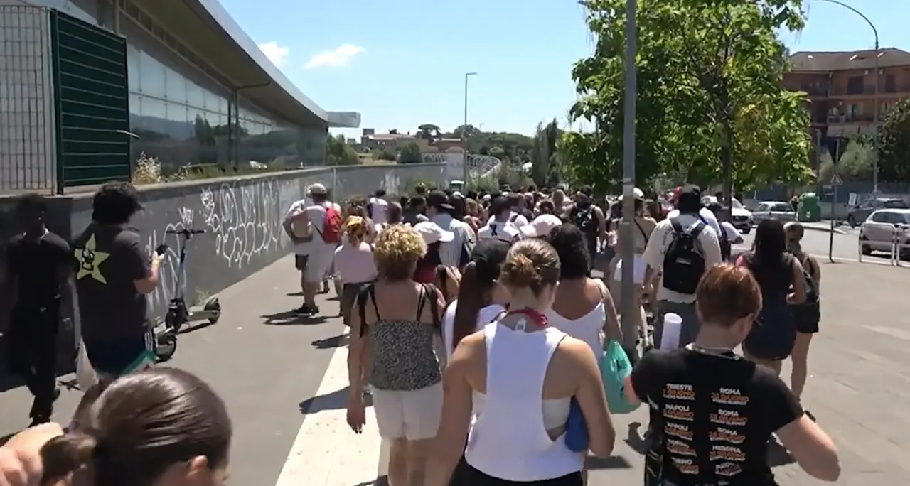 Concerto di Ultimo, il \"pellegrinaggio\" dei fan verso Tor Vergata