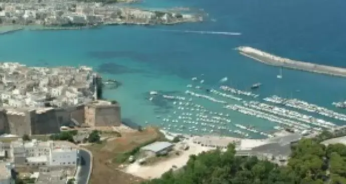 Salva i suoi figli gemelli di 8 anni dalle onde e si accascia: morto un padre di 54 anni
