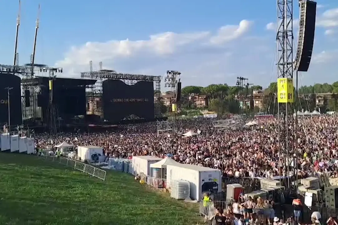 Concerto di Ultimo, l'impressionante colpo d'occhio sul \"mare\" di fan