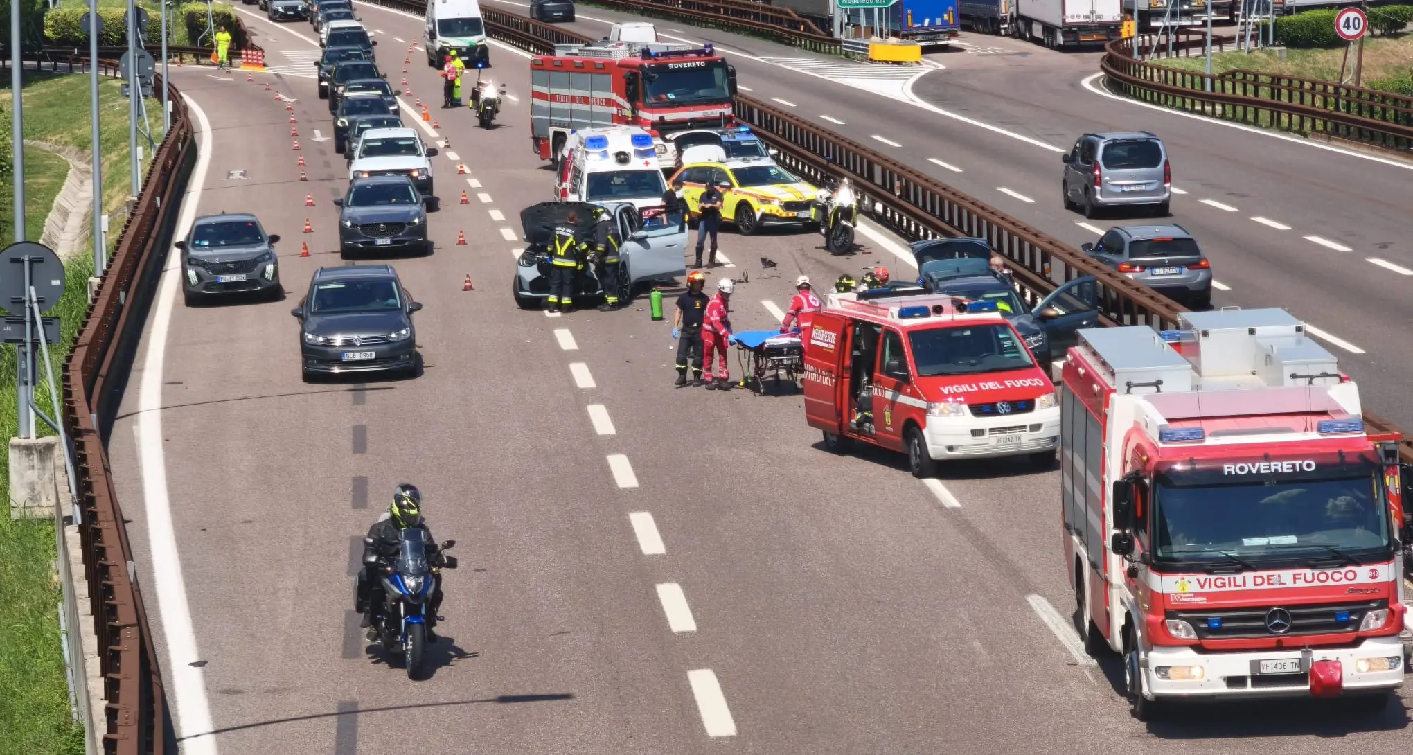 Incidente tra due auto sull'A22: una persona ferita