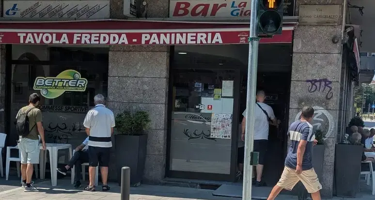 Accoltella un uomo al bar e dice agli agenti: «Appena esco lo rifaccio»