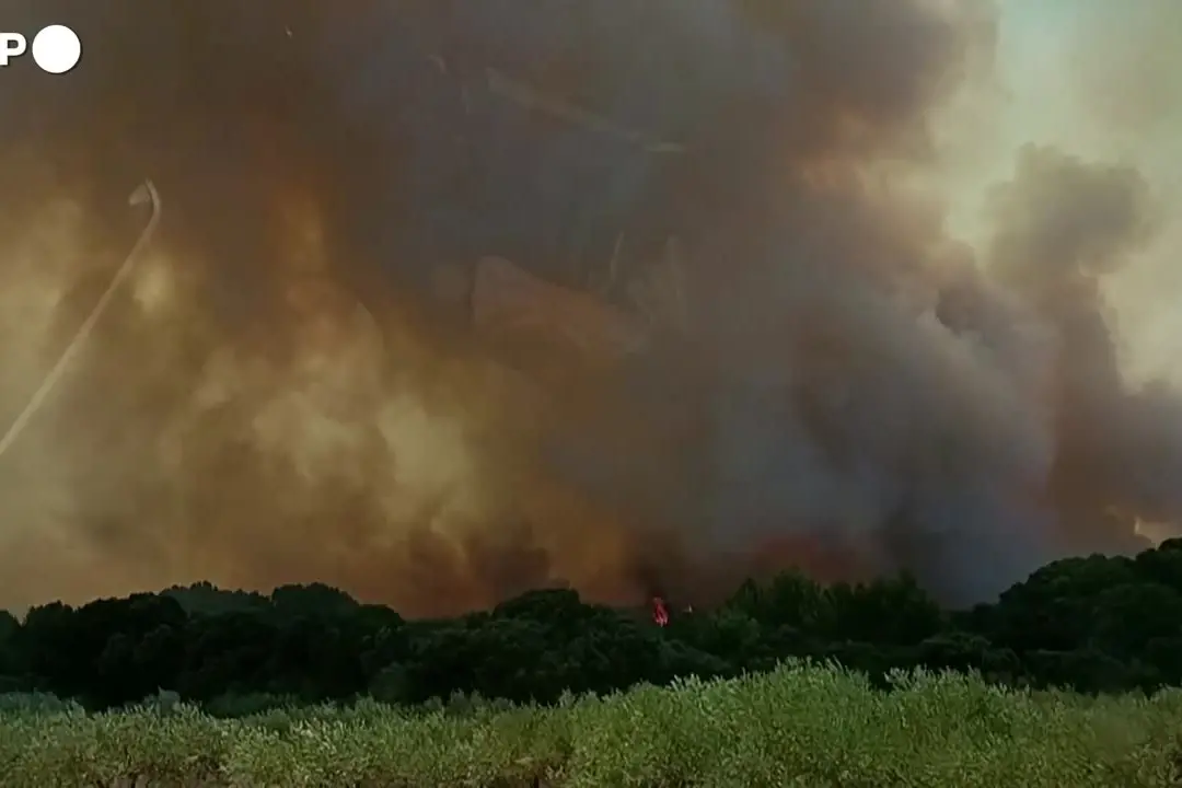 Incendio vicino a Nîmes, un muro di fumo incombe su Lédenon