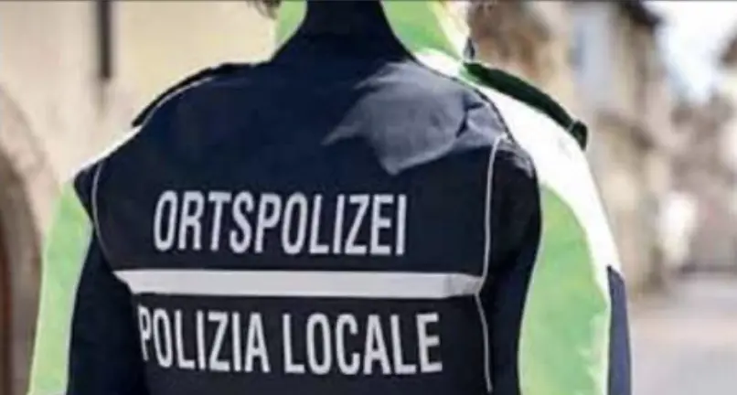 Tredicenne sorpreso al volante dell'auto del padre: maxi multa e veicolo sequestrato