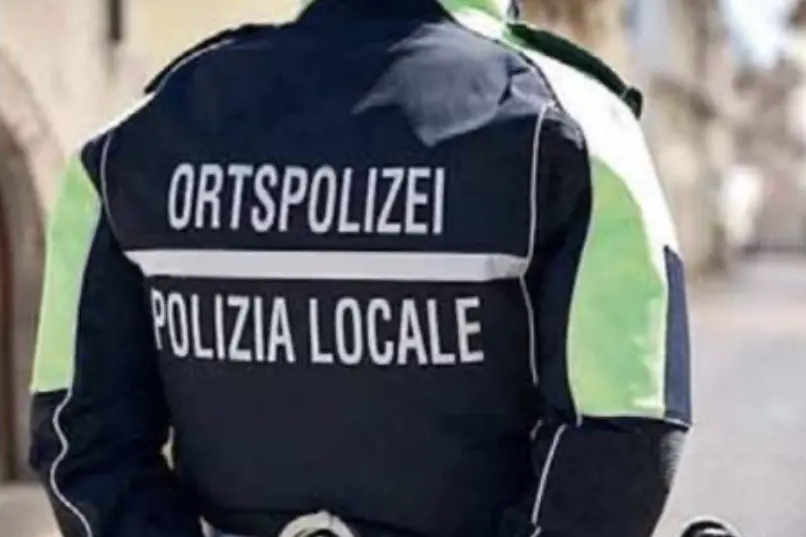 Tredicenne sorpreso al volante dell'auto del padre: maxi multa e veicolo sequestrato