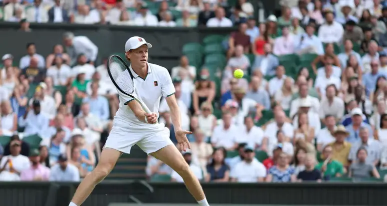 Sinner ai quarti di Wimbledon: battuto Mochizuki in tre set