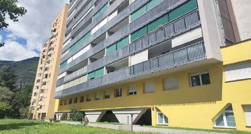 Spruzzano spray nelle scale: sei inquilini si sentono male