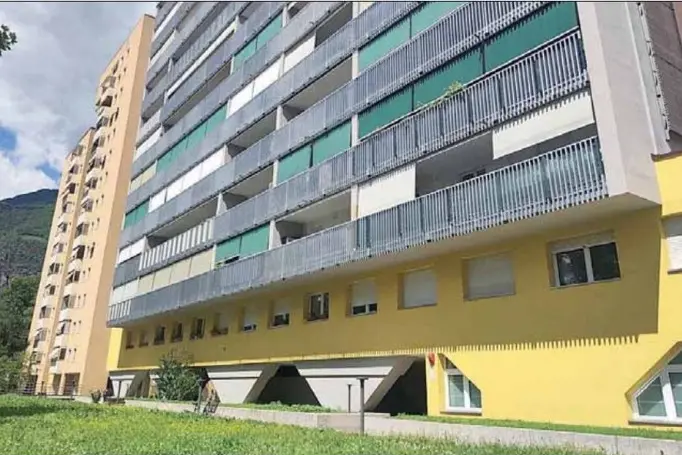 Spruzzano spray nelle scale: sei inquilini si sentono male