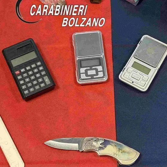 Brunico, 3 denunce per spaccio: 2.200 dosi di hashish e coca