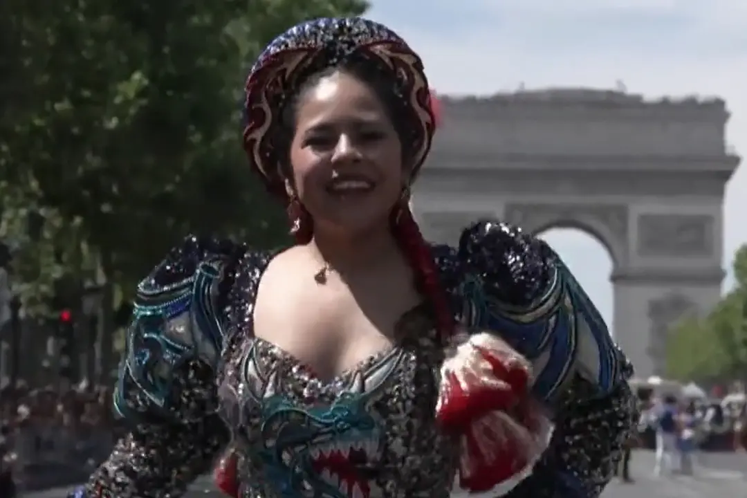 Carnevale tropicale a Parigi, l'America Latina colora gli Champs-Elysees