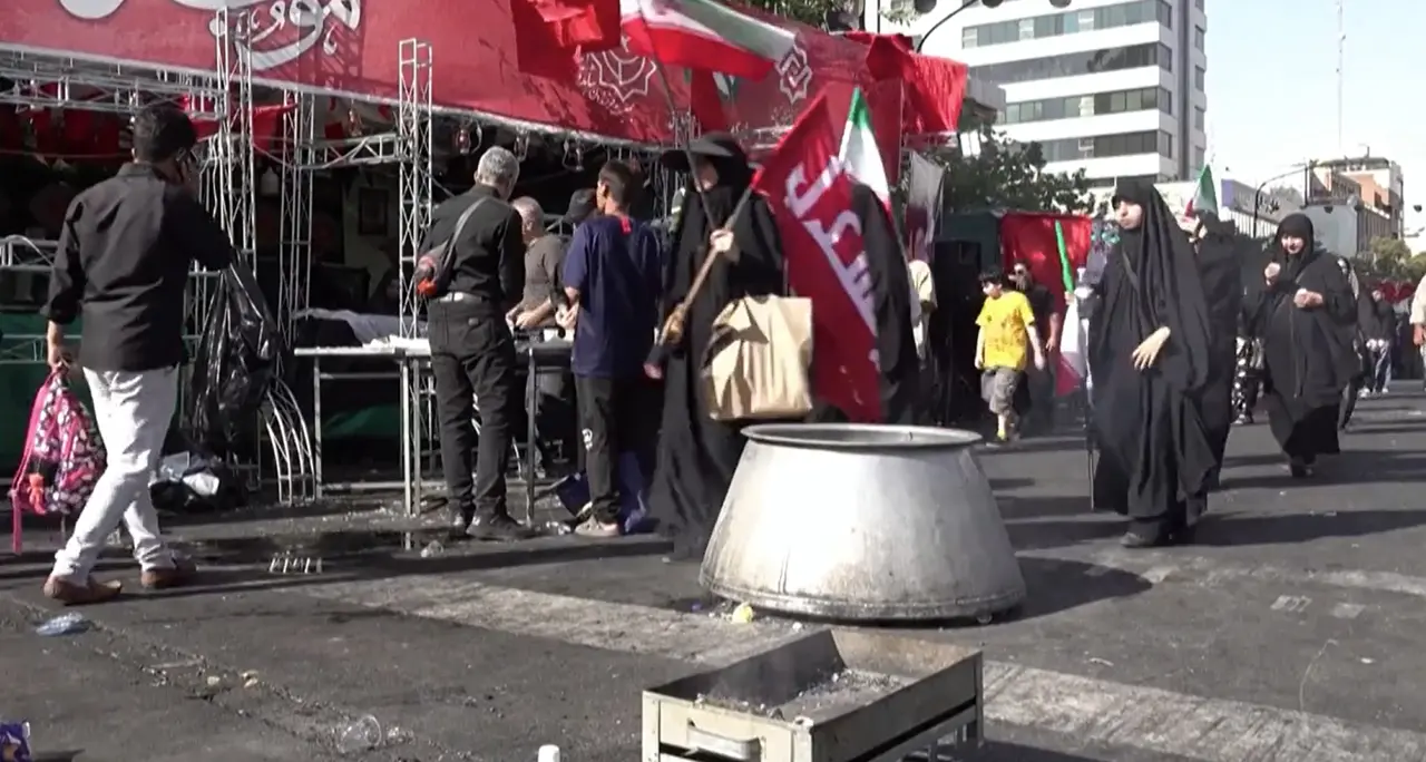 Teheran, ai funerali di Khamenei anche bevande gratis e musica
