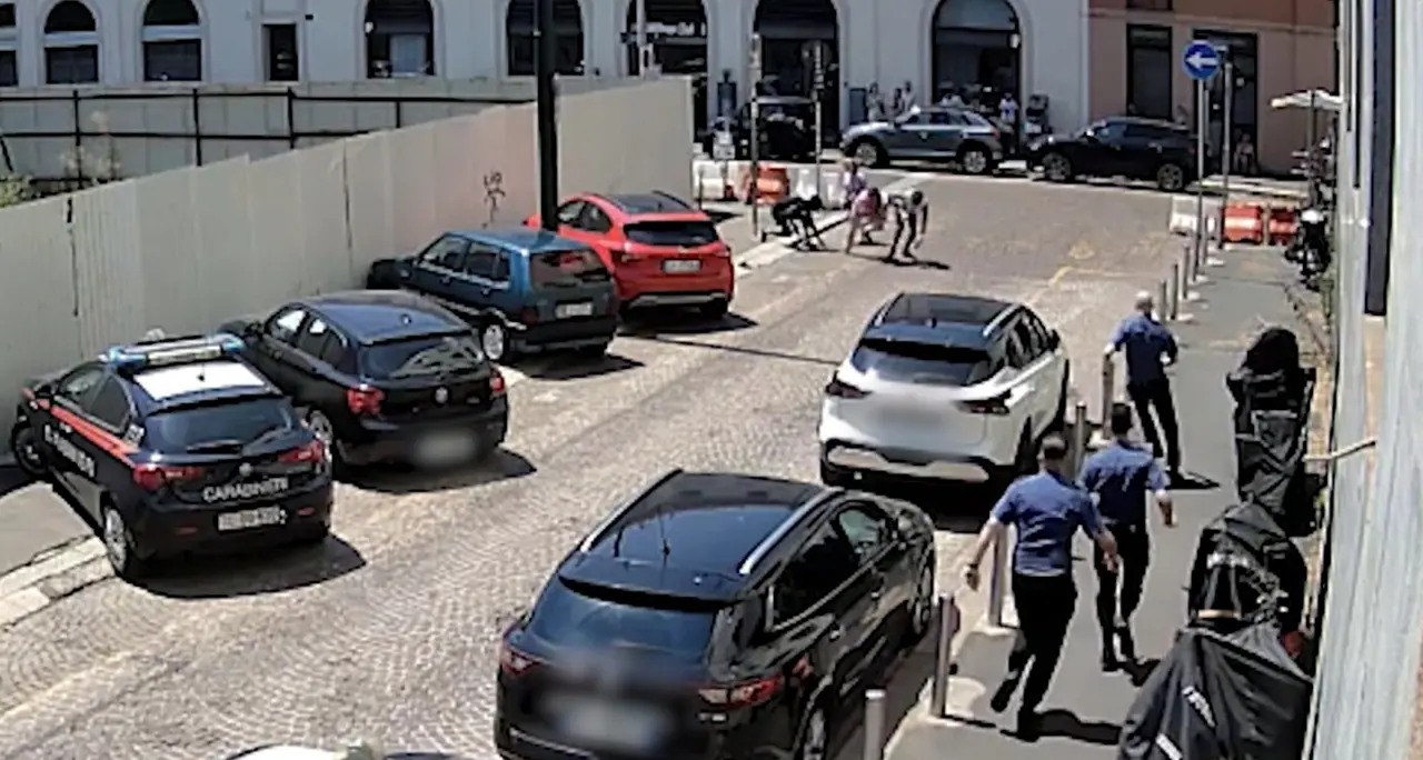 Milano, coppia di turisti rapinata davanti alla caserma dei carabinieri