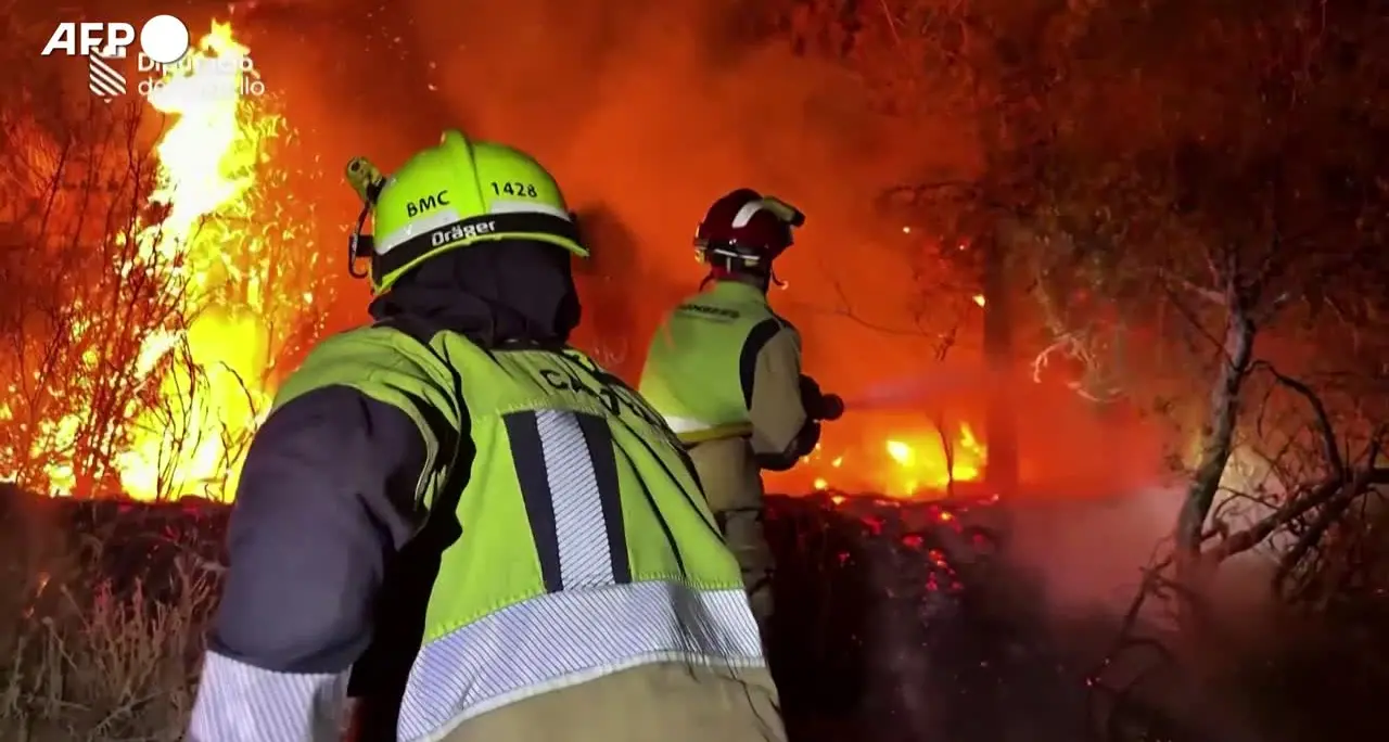 Vasti incendi nel Sud Europa, migliaia di persone evacuate