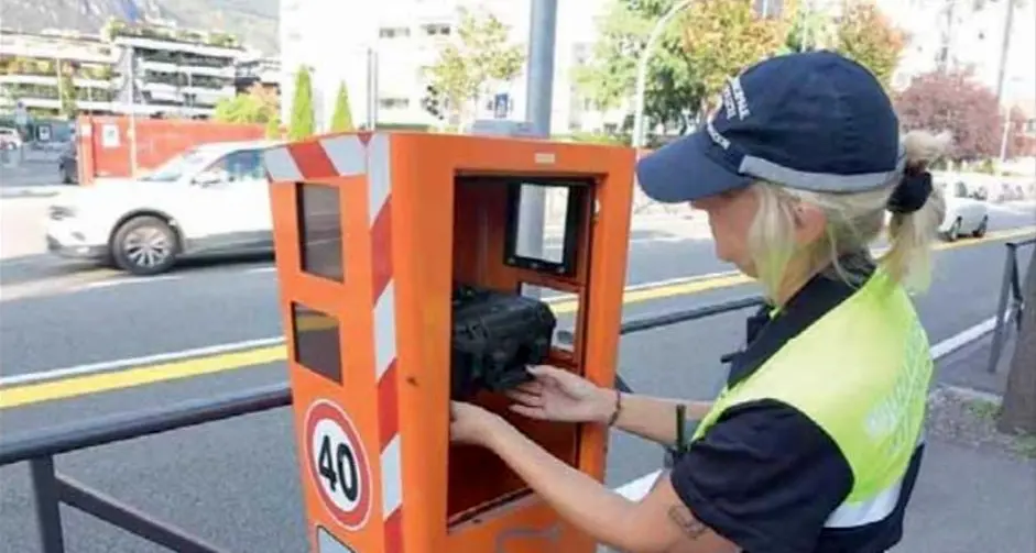 Auto e moto fuori controllo: città ancora senza speed check