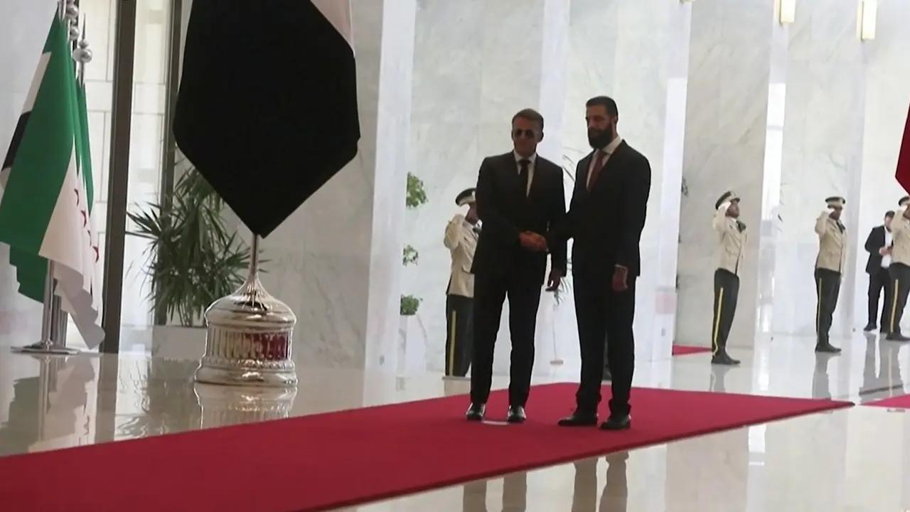 Damasco, il presidente siriano Ahmed al-Sharaa riceve Macron