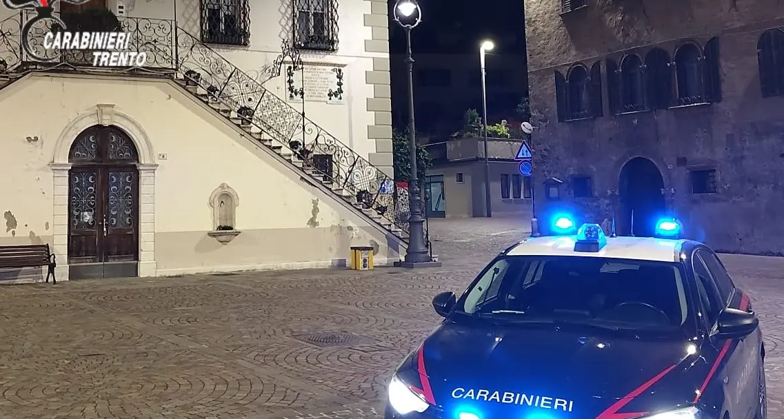Investe una ragazza e scappa, trovato ubriaco nascosto in un campo: denunciato