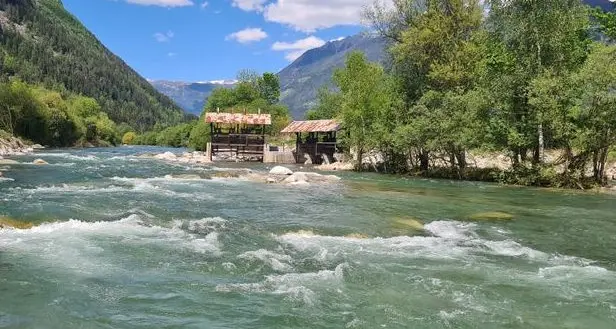 Cade nell'Aurino e si aggrappa a una roccia: salvato