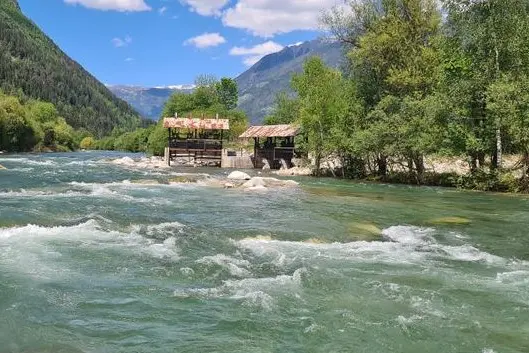Cade nel fiume Aurino e resta aggrappato a una roccia: salvato dai soccorritori