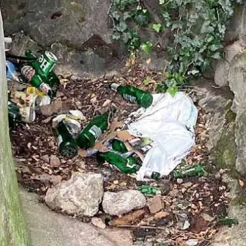 Spaccio, buche e degrado: Virgolo ridotto a una discarica