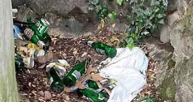 Spaccio, buche e degrado: Virgolo ridotto a una discarica