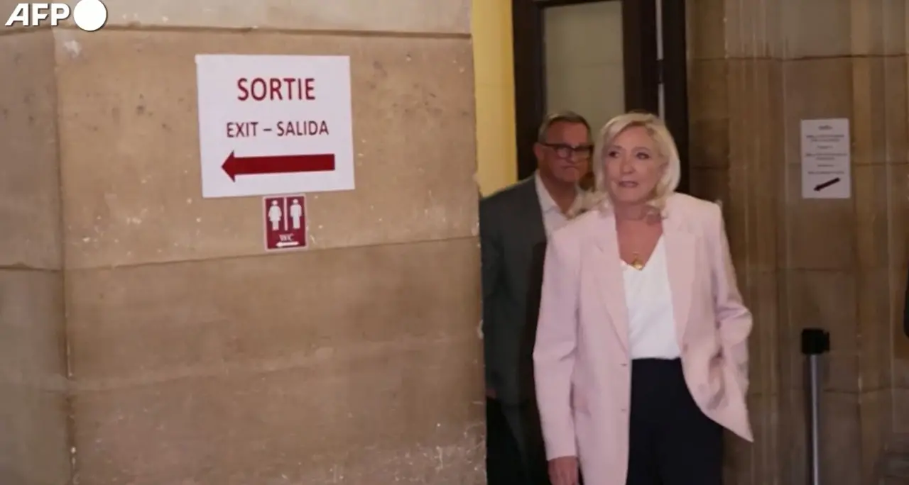 Marine Le Pen condannata, ma potrà candidarsi all'Eliseo